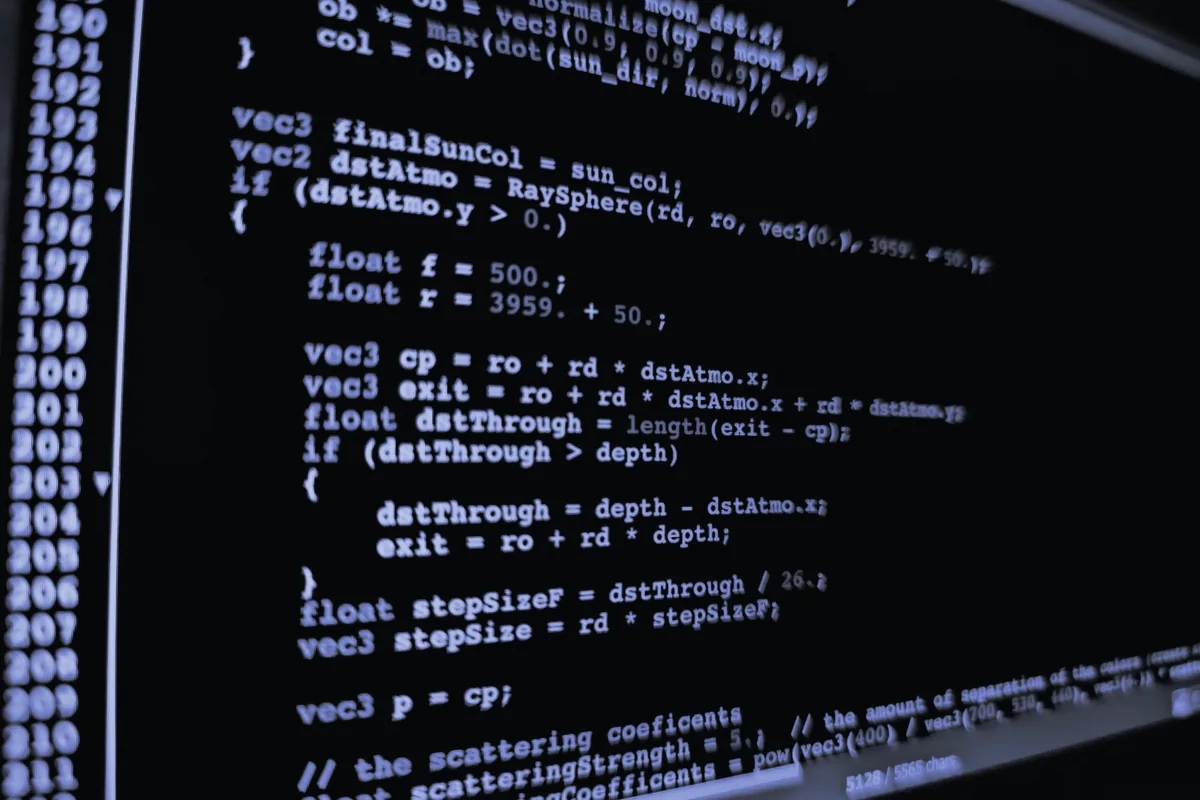 Código de un programa con los números de línea en una pantalla oscura