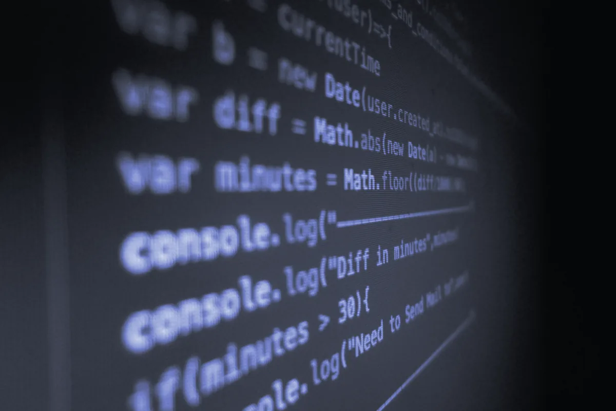 Líneas de código JavaScript en una pantalla oscura, vistas de cerca