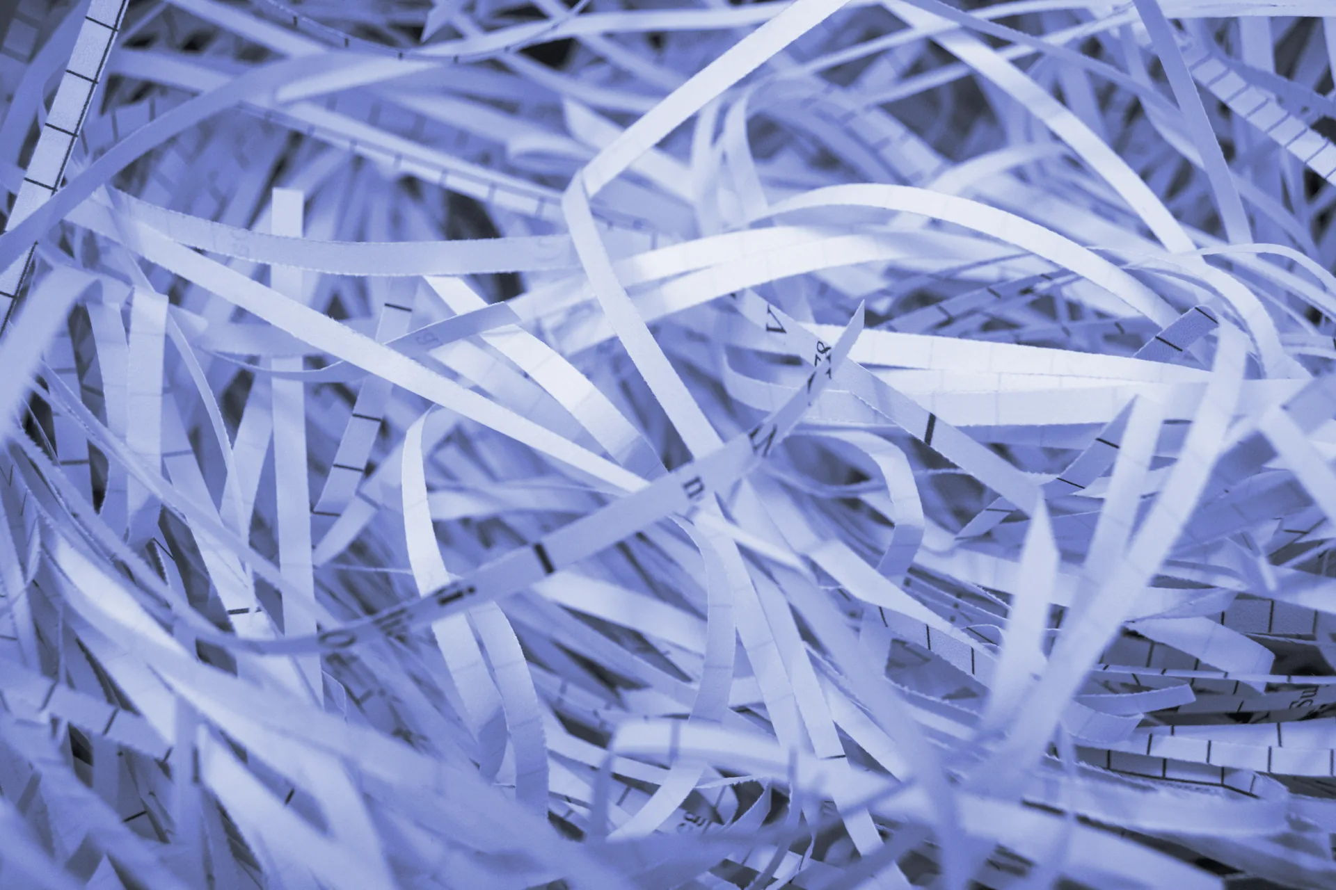 Tiras de papel triturado amontonadas