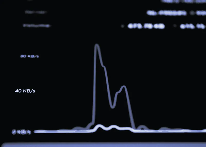 Gráfico del tráfico de red en tiempo real en una pantalla oscura