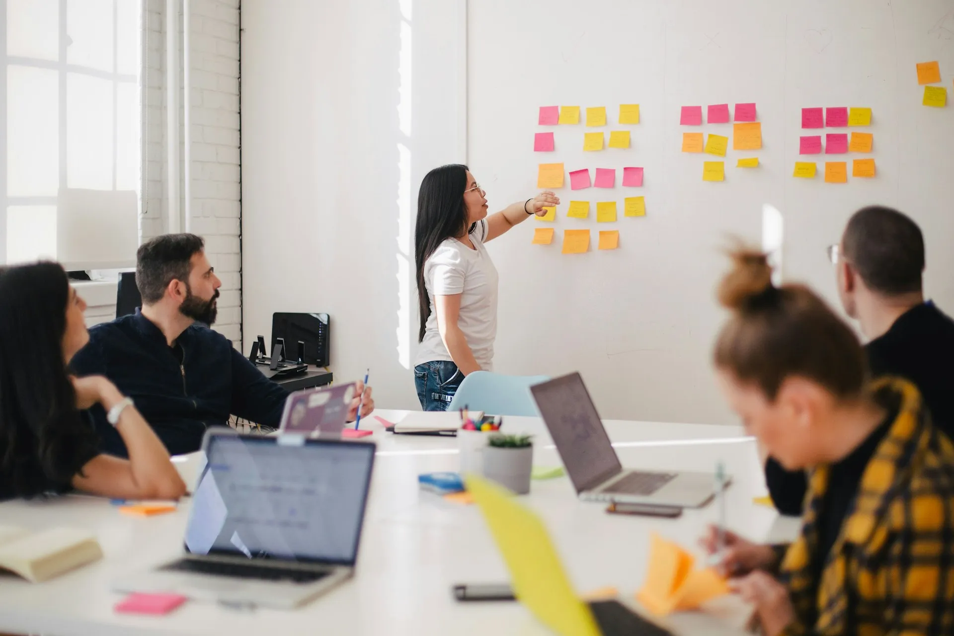 Sesión de formación en IA con un equipo trabajando alrededor de una mesa