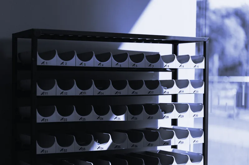 Estantería metálica con casilleros numerados, uno por cada referencia