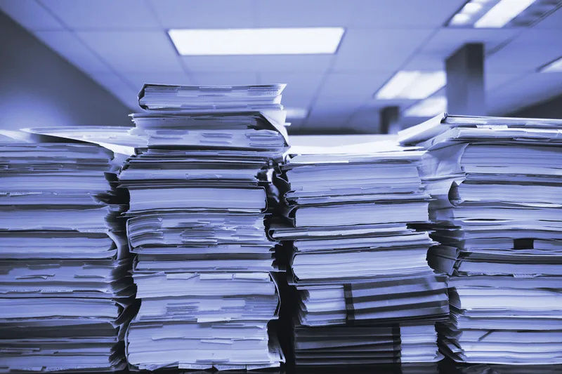 Pilas de documentos y carpetas archivadas en una oficina