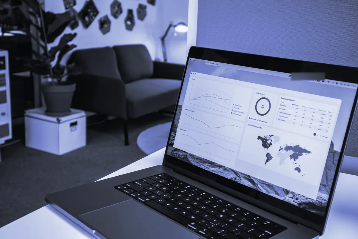 Panel de analítica web con el tráfico, sus fuentes y los países de las visitas en un portátil