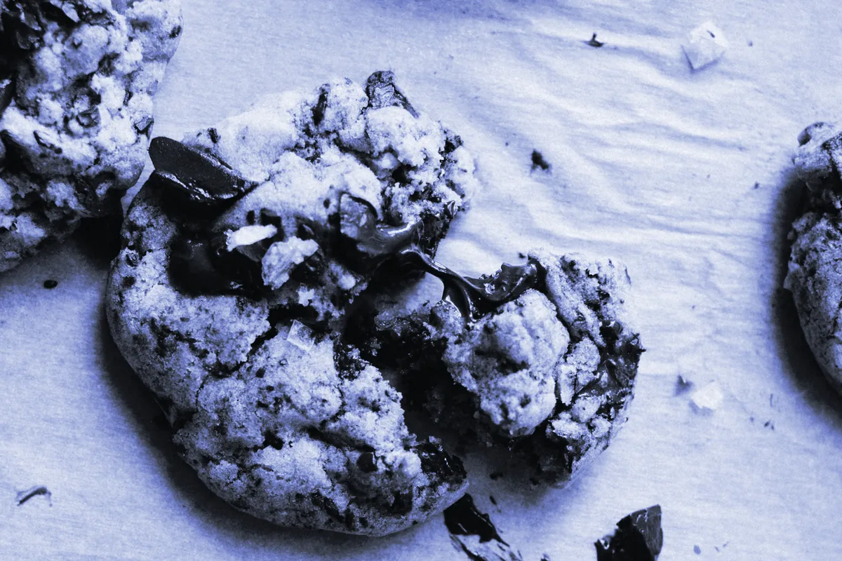 Galletas con pepitas de chocolate sobre papel de horno