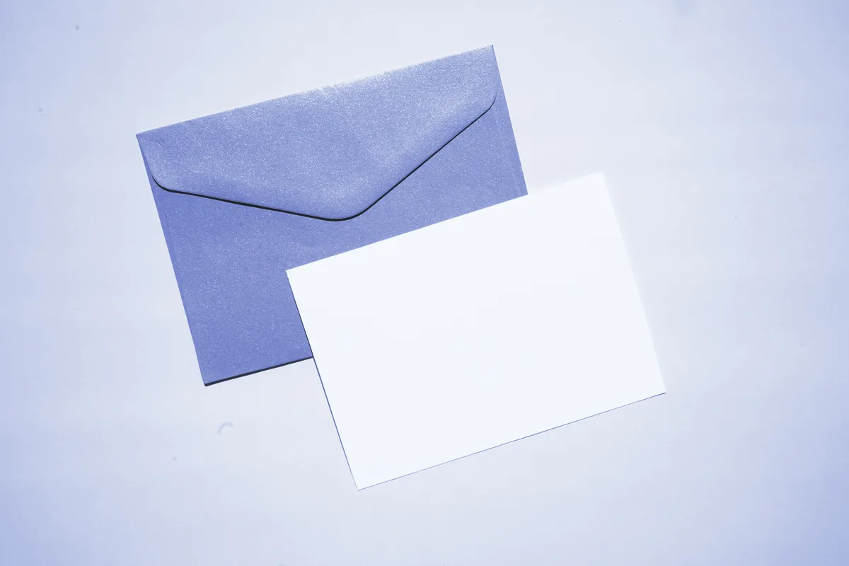 Sobre y tarjeta en blanco sobre una mesa clara