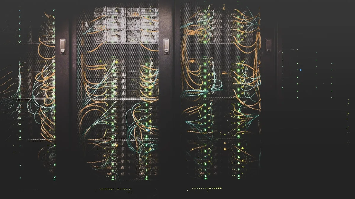 Sala de servidores con luces indicadoras encendidas, símbolo del almacenamiento seguro de datos personales