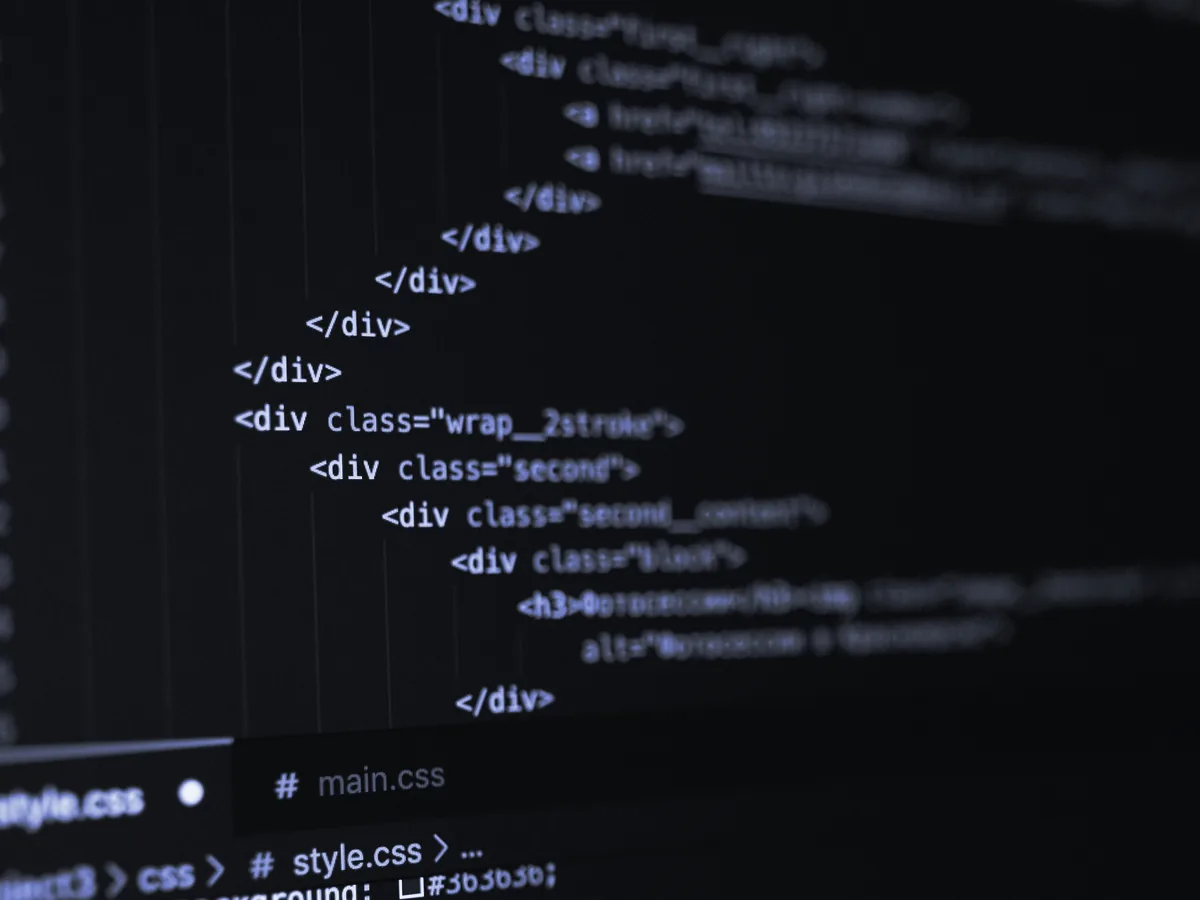 Código HTML de una web en un editor, con las pestañas de las hojas de estilo abajo