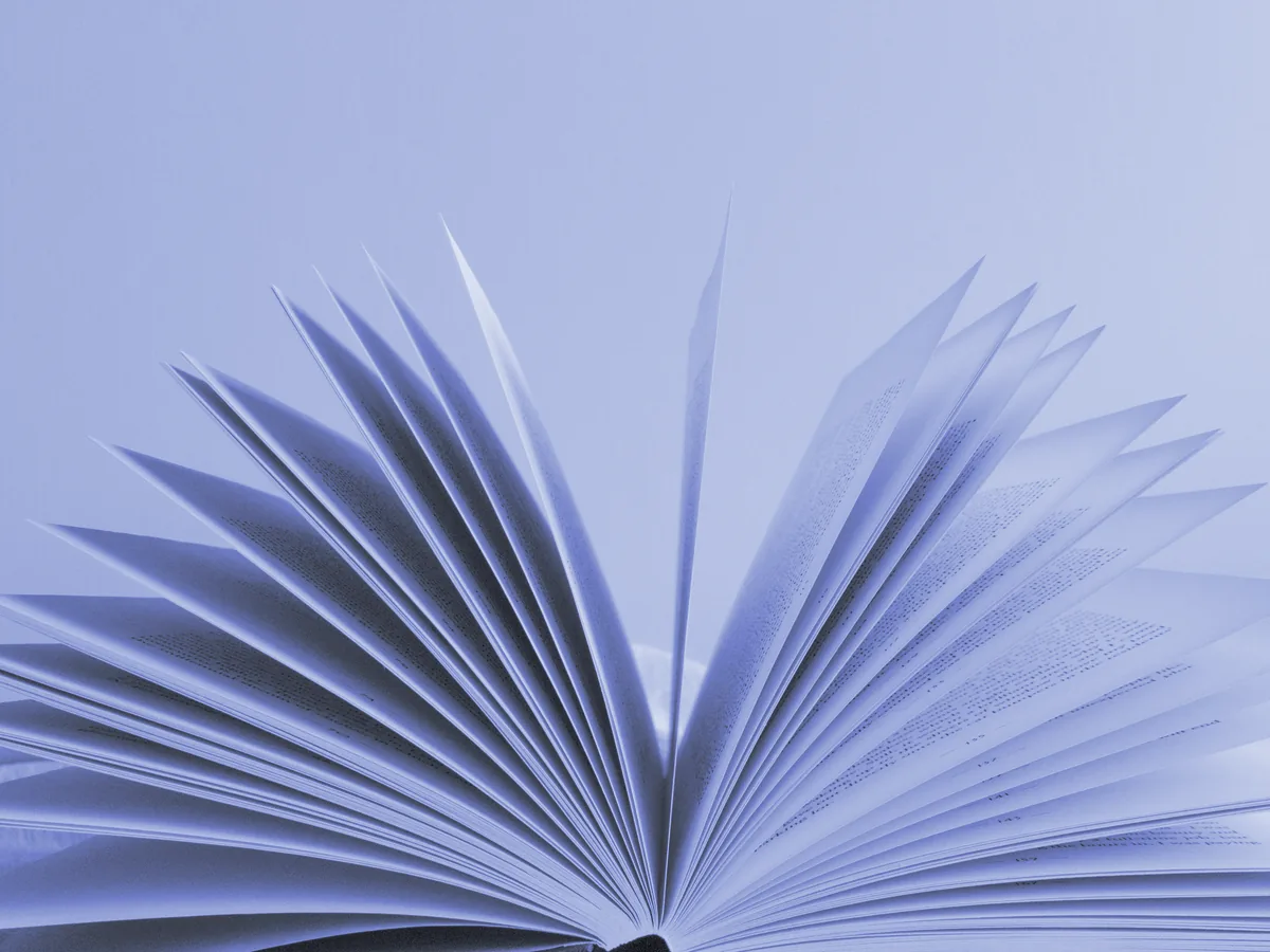 Libro abierto con las páginas en abanico