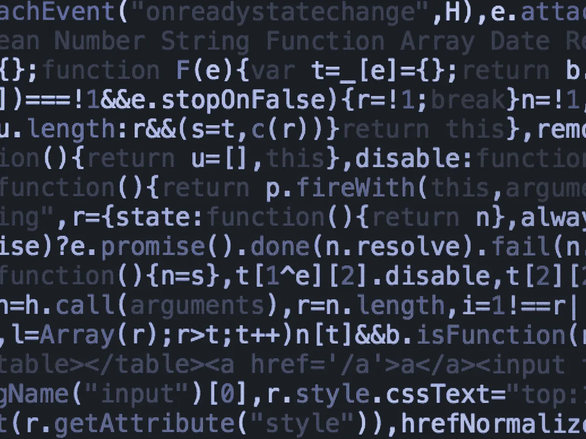 Primer plano de código de programación en colores sobre una pantalla oscura