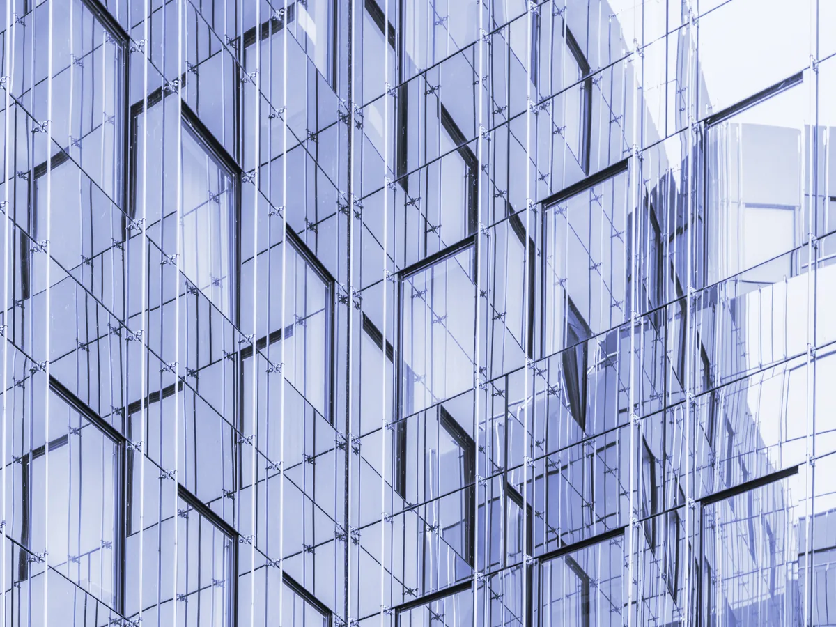 Fachada de cristal de un edificio de oficinas vista de cerca