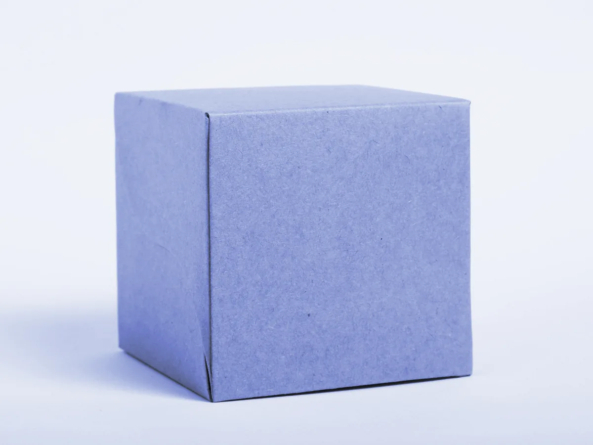 Caja de cartón cerrada sobre un fondo claro