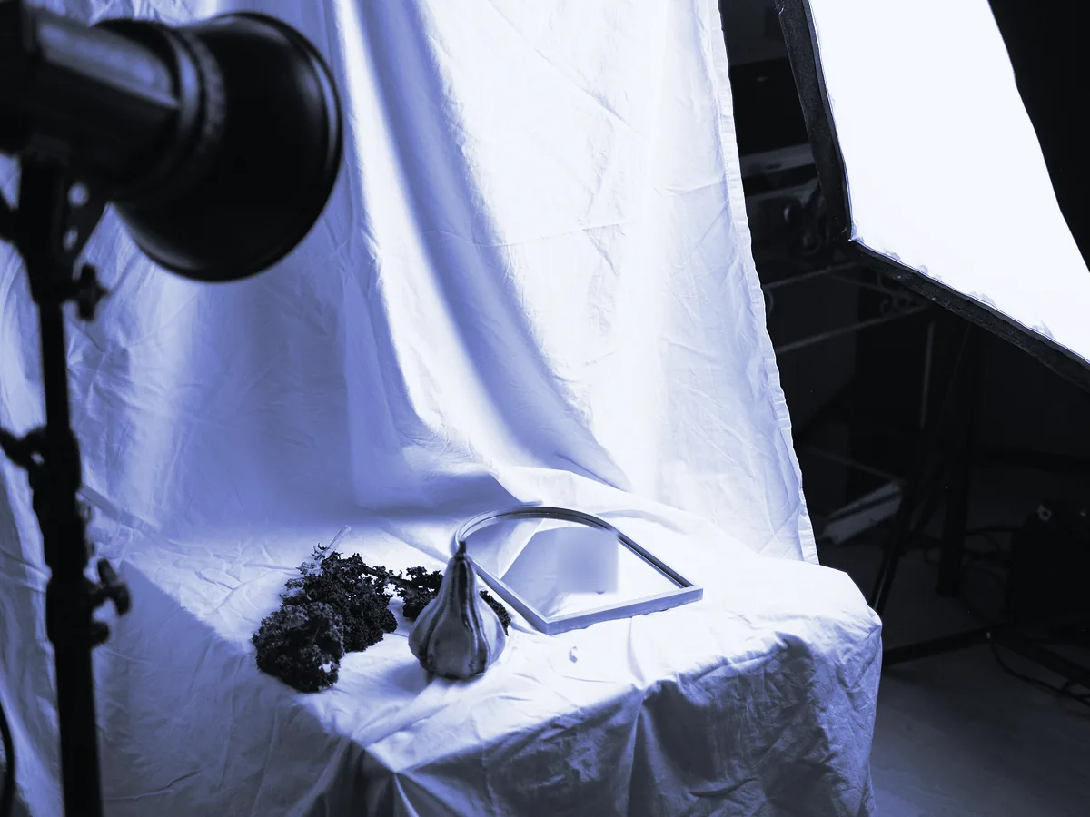 Montaje de fotografía de producto con foco y tela blanca