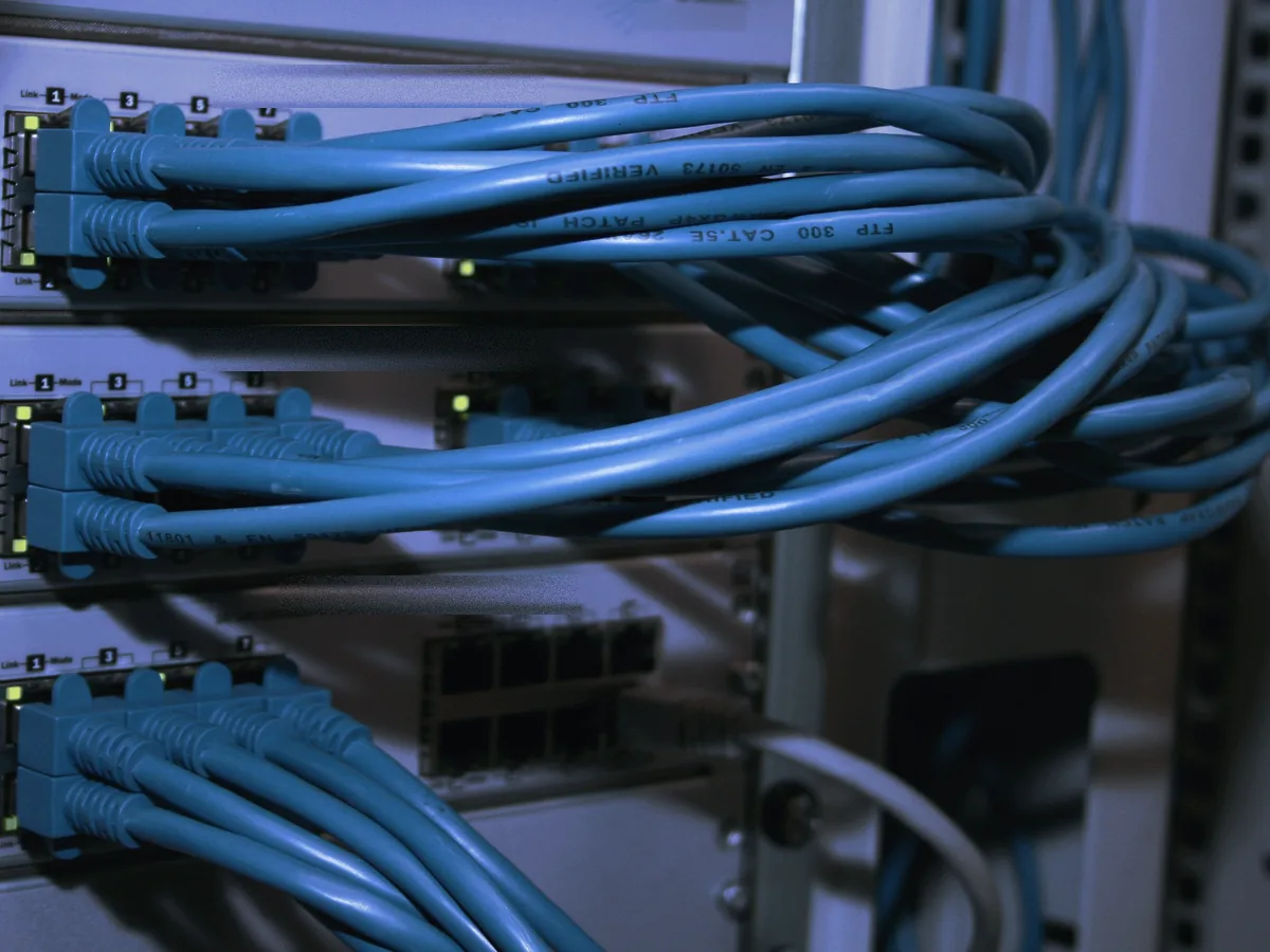 Cables de red conectados a un switch en un armario de servidores