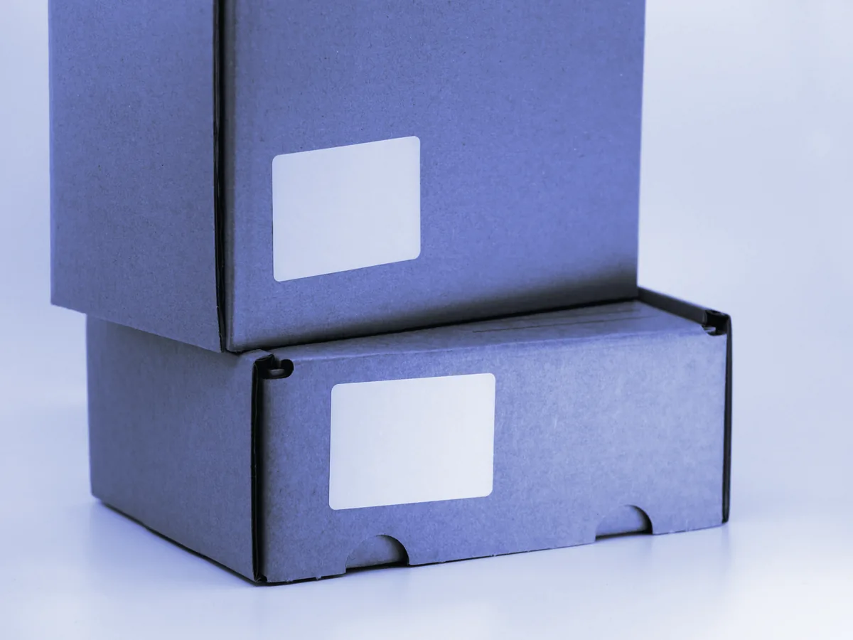Dos cajas de envío apiladas con etiquetas en blanco