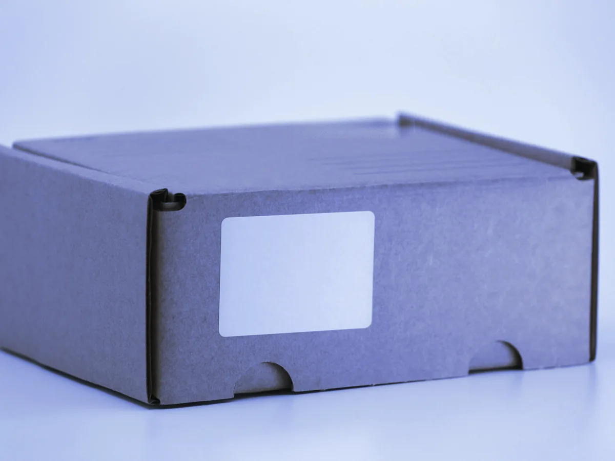 Caja de envío con la etiqueta todavía en blanco