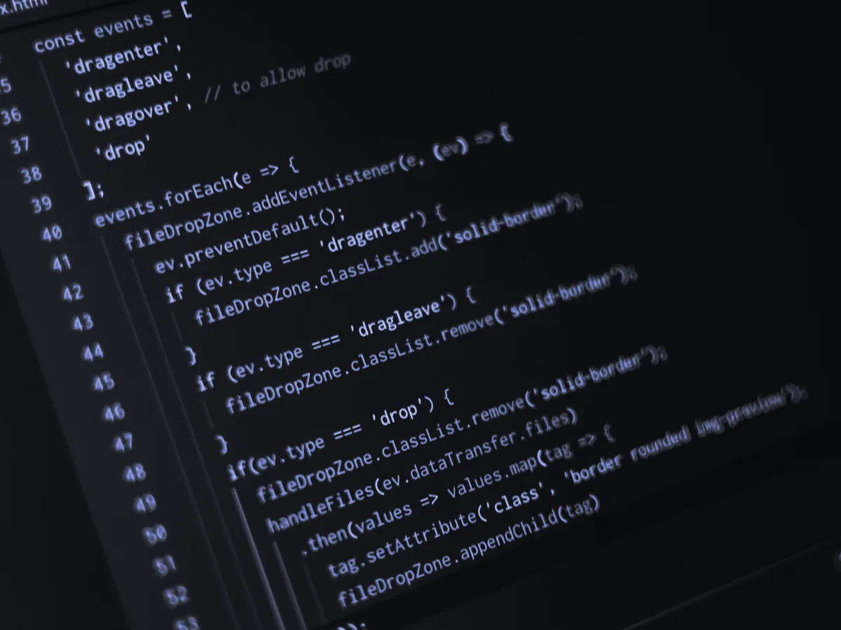 Código de una web en la pantalla de un monitor