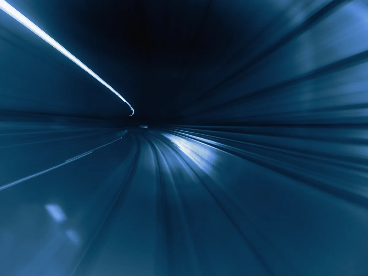 Efecto de velocidad en un túnel de luz azul