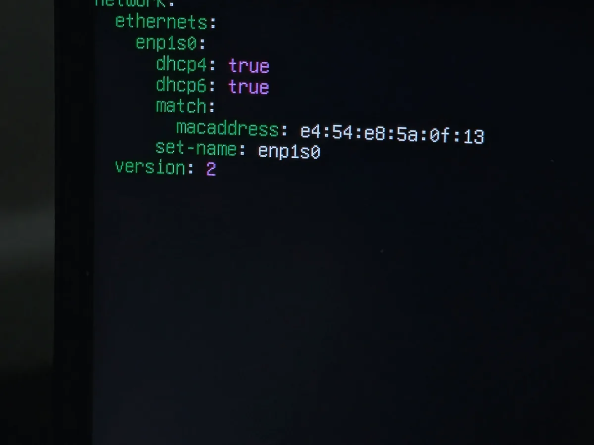 Pantalla con un fichero de configuración de red de un servidor Linux