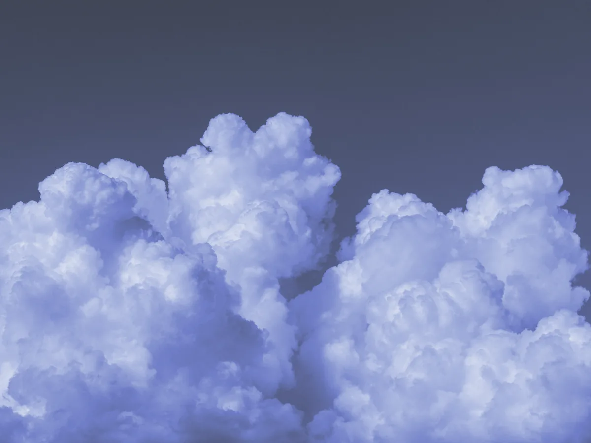 Nubes blancas de evolución sobre un cielo despejado
