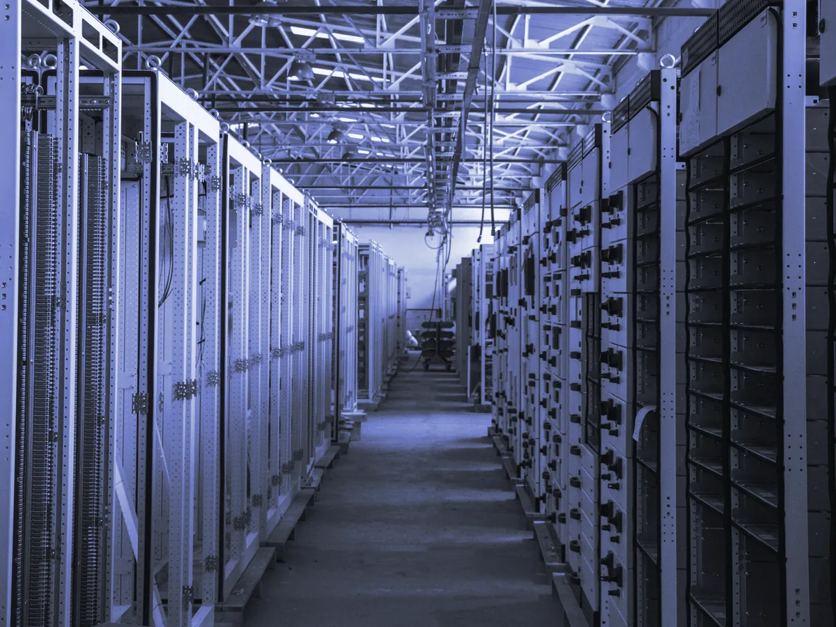 Pasillo de un centro de datos con filas de armarios de servidores