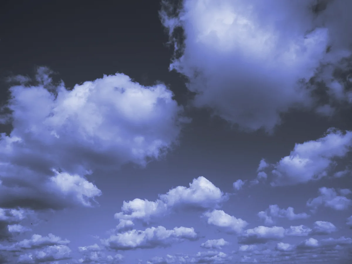 Cielo azul con nubes blancas dispersas