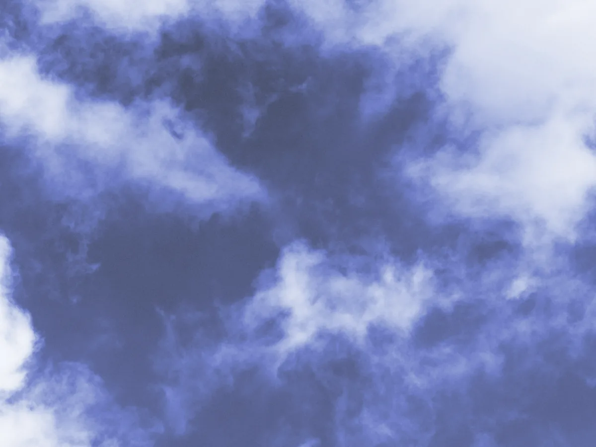 Nubes blancas sobre un cielo azul intenso