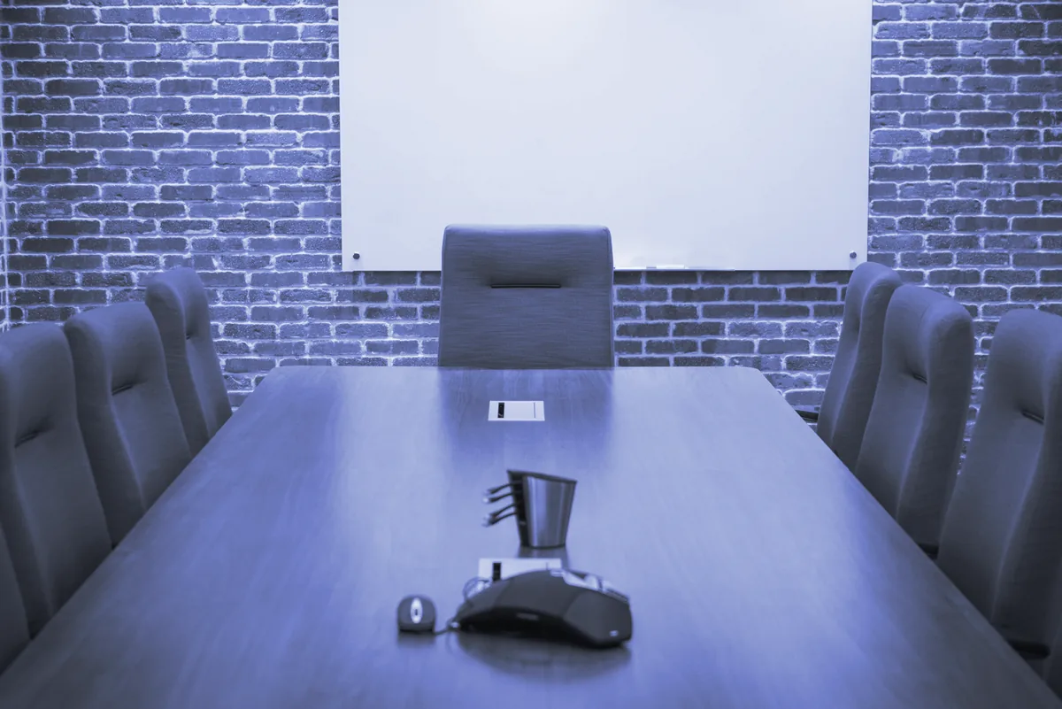 Sala de reuniones con la mesa y la pantalla preparadas para una sesión de diagnóstico